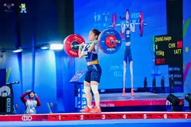 05后举重小将张海琴亚锦赛包揽三金，打破三项世界青年纪录图片