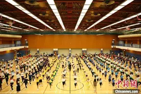 400名香港中小学生“切磋”武艺 庆祝新中国成立75周年图片