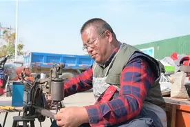 焦振山：身残志坚修鞋匠 诚信经营助脱贫图片