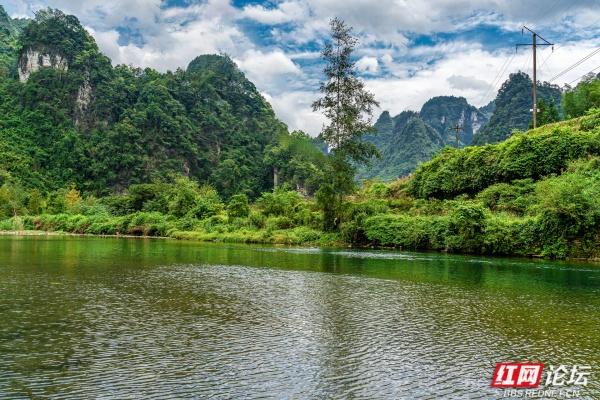秋游时刻丨吉首夯腊：喀斯特与峒河的秘境交响