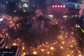 云南石林：万人跳大三弦 点燃火把之夜图片