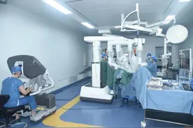 西安医学院一附院第四代达芬奇机器人手术为高龄直肠癌患者切除肿瘤图片
