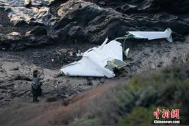 一架载有两人的小型飞机在美国北加州海岸坠毁图片