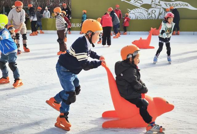 王府中环冰乐园邀您撒欢儿，700平方米冰场全龄友好