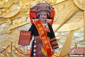 全国劳动模范李洪梅：回报家乡 热心公益图片