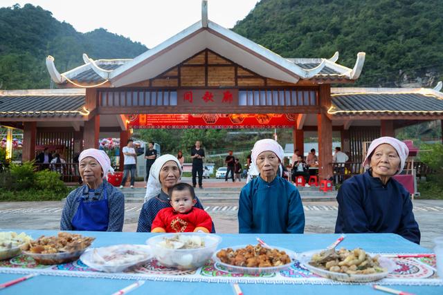 走进“黑衣壮”，难忘那坡、那山、那村、那晚……