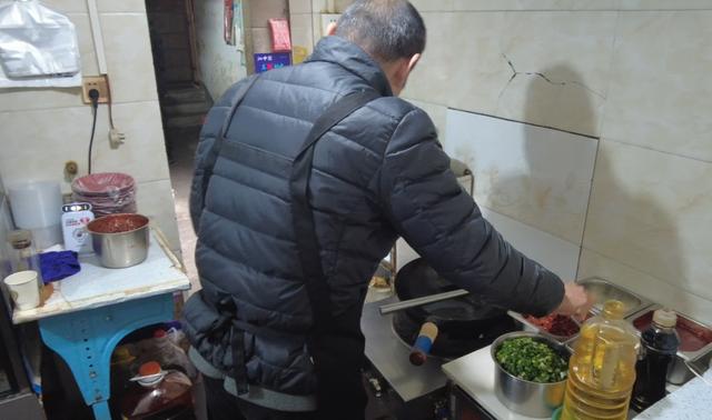 炒八掺爆火两个月后，夫妻店主决定搬迁12年老店：天冷了，想多支个火	，目前80%仍是新客，号不够用