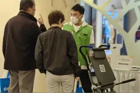 让“悬空老人”稳稳落地，爬楼机服务助力“上下楼自由”！图片