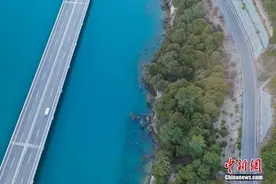航拍西藏“最美水上公路”图片
