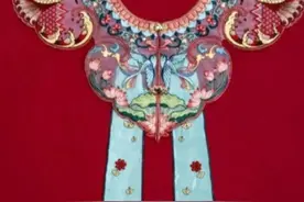 云肩、盘扣、纹绣……“中国风”高校学位服上新了图片