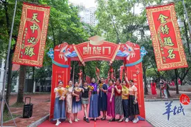 亲友团花式接考！“985”红包火了，广州家长特备靓汤赶到……图片