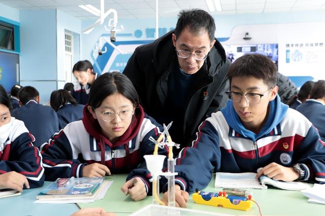 上海校长援青三年：AI实验室落地，青少年管乐团进京