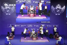 身体躺下，精神“站起来”！残疾举重运动员轻松举起3个“自己”图片