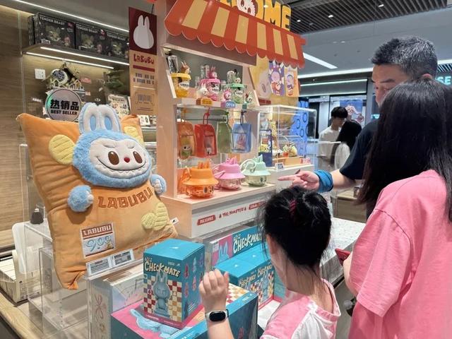 99元的Labubu真能卖7800元？破解Labubu“天价”之谜