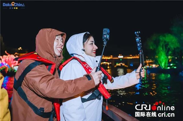 你好，龙亭丨千年汴梁“触手可及”，外国网红沉浸式体验“国潮”河南