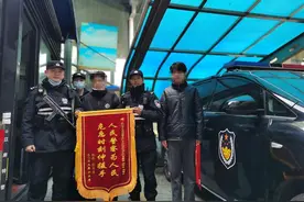 男青年凌晨摔伤手指骨折，特警队员暖心救助图片