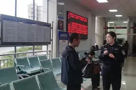 湖南保靖：人口与出入境大队贴心服务暖民心图片