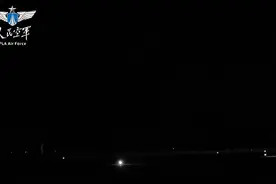 戈壁夜空 “成人礼”！新飞行学员首次夜航图片