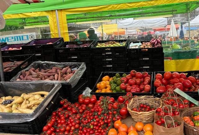 一杯冰水一张卡，一顶假发还有菜市场和相亲角，入境游客在上海“痛并快乐着”