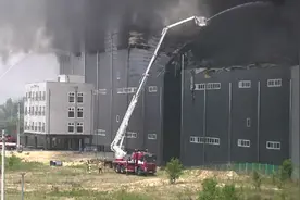 韩国京畿道利川市一物流中心起火图片