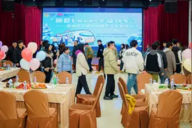 模拟开火车、互动交朋友， “锦官 Love·幸福列车”开进成铁编组站图片