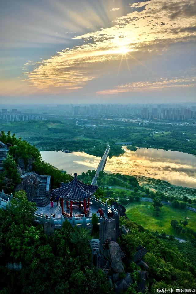 初秋济南天空如画卷，华山湖晨光徐徐展开
