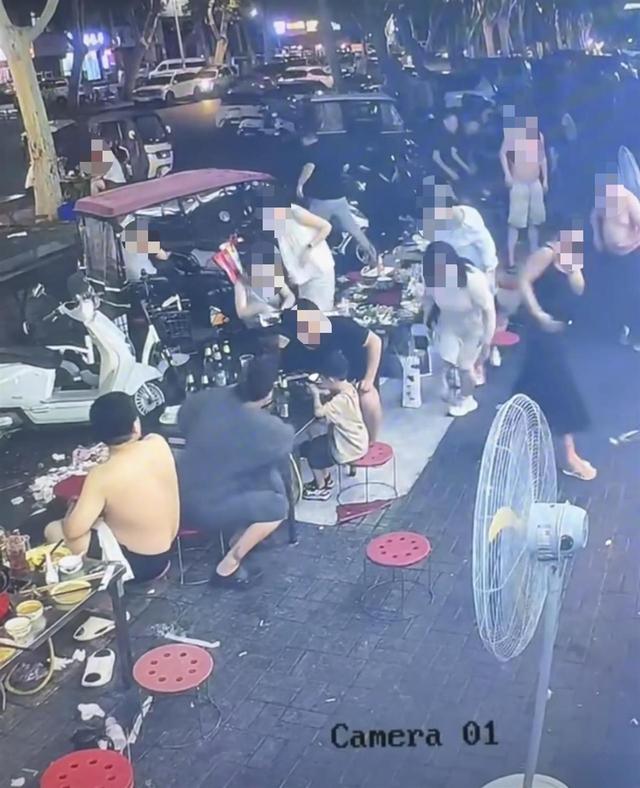 多人烧烤店外用餐遭楼上住户泼液体