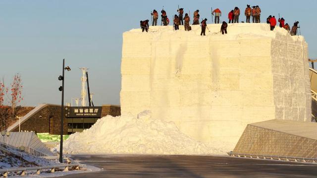 第二十七届哈尔滨冰雪大世界：超级冰滑梯已建成9条滑道 大型主题雪雕“童话小马一家”开始雕刻