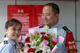 七夕故事 | 平凡岗位上相知相守八年，看公交“夫妻档”的专属浪漫图片