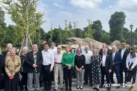 百岁飞虎队老兵重返柳州：在“鲨鱼头”战斗机模型前追忆往昔图片