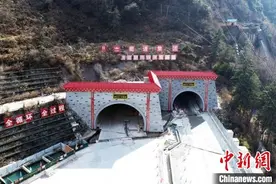 雅叶高速康定过境段进出口海拔高差最大的单体隧道双幅贯通图片