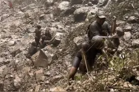 打卡印尼网红瀑布遇山洪泥石流，重庆游客被困一个多小时惊险获救图片