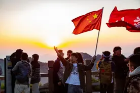 记者体验龟蒙“夜爬”，千名追光者同攀登图片