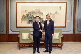 【双语】中国人民银行行长潘功胜会见淡马锡董事长林文兴及董事会成员一行图片