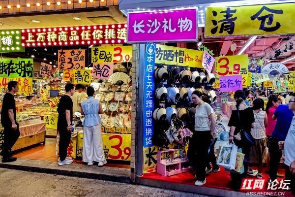 阵雨之后的黄兴路步行街，尽显长沙韵味