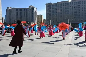【网络中国节·春节】兰花花健身协会秧歌队：激情舞动寄乡情 红火热闹贺新年图片