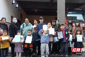 “红门”开放日 萌娃“闹”消防图片