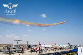 劲舞长空！空军八一飞行表演队完成埃及航展飞行表演图片