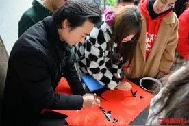 学书法迎新春，这群留学生沉浸式体验中华传统文化之美图片