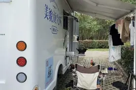 在上海，一家三口不租房住10㎡房车体验如何？他说，想要体验好不能是懒人，最好还得是“社牛”图片