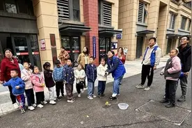 “水火箭”一飞冲天 社区科学小实验等你挑战！图片