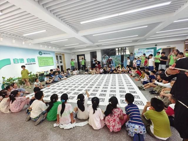 爱心暑托班的这场人机互动表演，引得孩子们啧啧称奇！