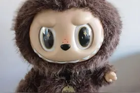 女生兼职给LABUBU钩衣服月入超2万 月销超过300单图片