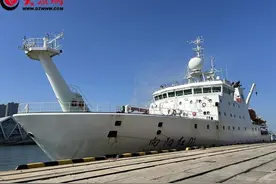 青岛边检站中秋暖心护航 “向阳红01”科考船顺利靠泊图片