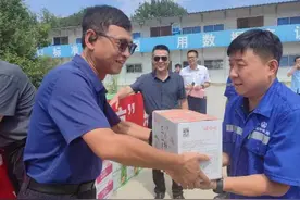 西成客专陕西公司到中铁七局西十高铁项目部开展“送清凉”慰问活动图片