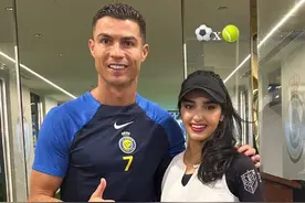 ⚽&🎾沙特首位女性网球运动员雅拉观战利雅得胜利，与C罗合影图片