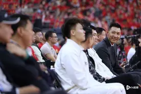 高朋满座！易建联球衣退役，苏炳添、潘玮柏、张一山现场见证图片