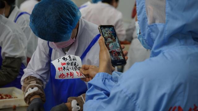 当一位安徽农村妇女，教复旦新闻学院博士理解算法