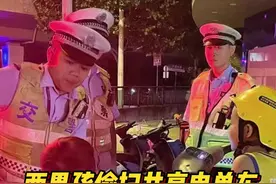 8岁男孩扫共享电单车深夜带小伙伴和狗兜风图片