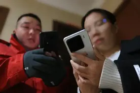 上线首日，京东快递凌晨送达手机国补第一单图片